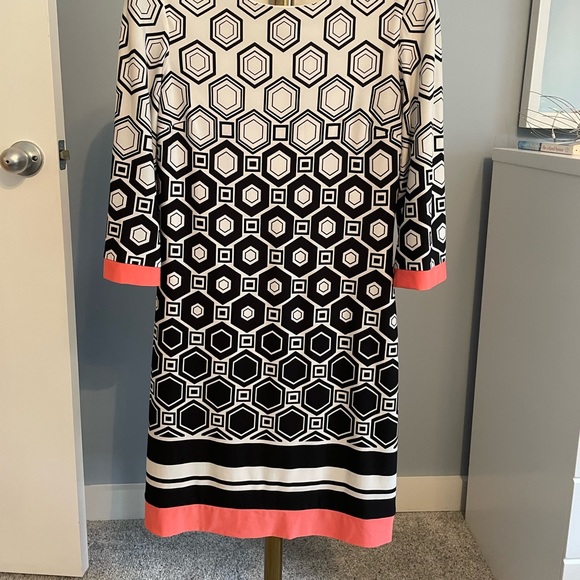 Sandra Darren dress. Size 6. Tailored in back - Picture 2 of 6